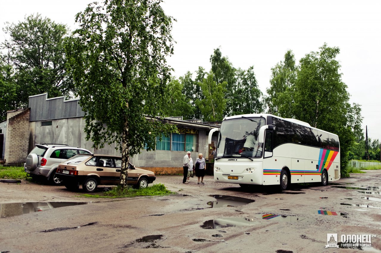 Автовокзал олонец. Автобус Олонец. Олонец автовокзал. Автобусы Олонец Санкт-Петербург. Маршрутное такси Олонец - СПБ.